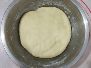 绿豆馅小餐包,继续揉到出膜，然后把重新面团揉圆，放到温暖处发酵至原来两倍大，拉开有蜂窝状，一发结束。