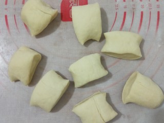 绿豆馅小餐包,把面团重新揉成团，充分排气后分成8小块。