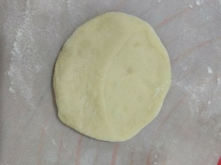 绿豆馅小餐包,把面团擀成中间后，周围薄的面皮。