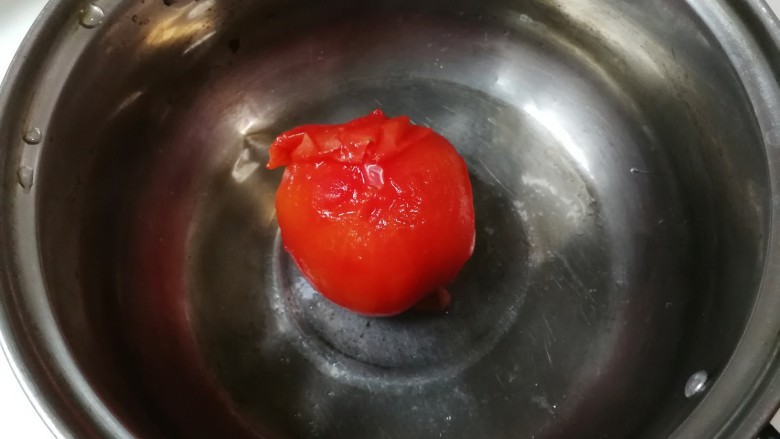 百变水果  酸甜猕猴桃夹黄金馒头,番茄放入开水烫几分钟，剥去皮