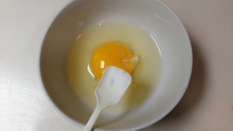 百变水果  酸甜猕猴桃夹黄金馒头,鸡蛋打入碗中放少许盐