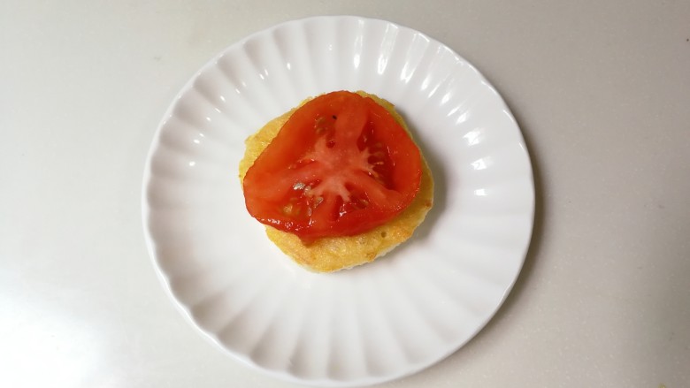 百变水果  酸甜猕猴桃夹黄金馒头,盘中放入馒头片，再放一片番茄