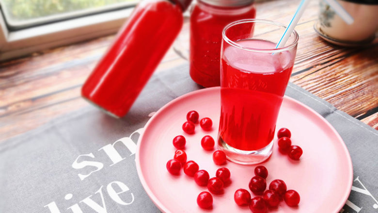 百变水果  毛樱桃汁,装入杯中可以享用了。
