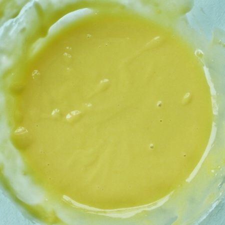 香芋戚风蛋糕,将蛋黄糊翻拌均匀放置一旁备用