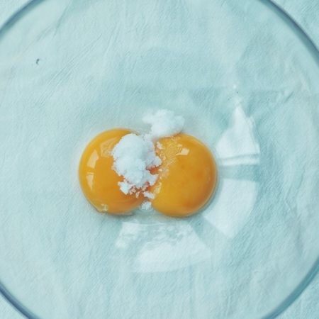 香芋戚风蛋糕,蛋黄蛋白分离，蛋黄中加5g白砂糖搅拌均匀