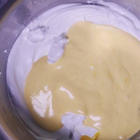 香芋戚风蛋糕,将蛋黄糊倒回剩下的蛋白中翻拌均匀