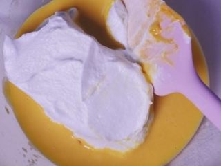 香芋戚风蛋糕,将1/3的蛋白加入至搅拌好的蛋黄糊中，用刮刀捞起底部的面糊，从下往上翻拌至均匀