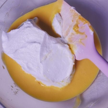 香芋戚风蛋糕,将1/3的蛋白加入至搅拌好的蛋黄糊中，用刮刀捞起底部的面糊，从下往上翻拌至均匀