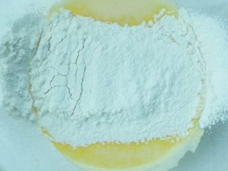 香芋戚风蛋糕,蛋黄液中加入过筛的低粉