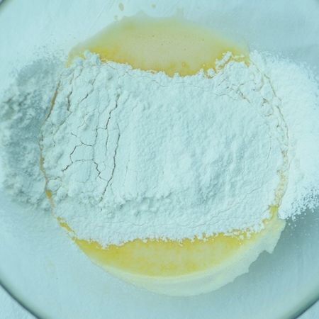 香芋戚风蛋糕,蛋黄液中加入过筛的低粉