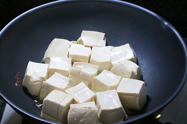 鸳鸯炖豆腐,烧热炒锅，倒入食用油，将酿好的嫩豆腐有馅的一面稍微煎一下，这样就能保持豆腐的外形完整。