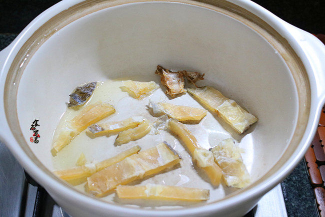鸳鸯炖豆腐,取一个砂锅，倒入食用油，锅底里铺上马友鱼。