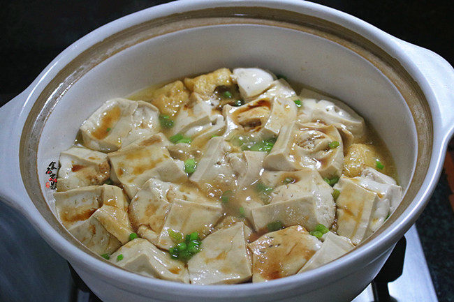 鸳鸯炖豆腐,舀点汤汁淋在上面，即可关火。