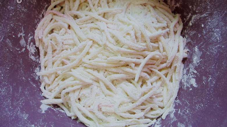 粉蒸土豆丝,拌成这样，每丝上都拌匀，拌好后，再抓匀。