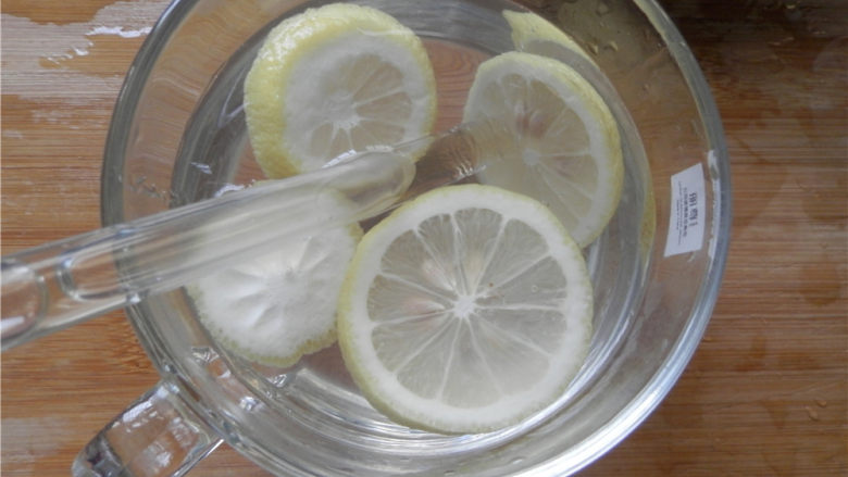 蜂蜜柠檬水,加入温水，搅匀。