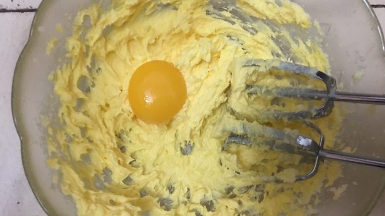 葡萄奶酥,分次加入蛋黄搅拌均匀