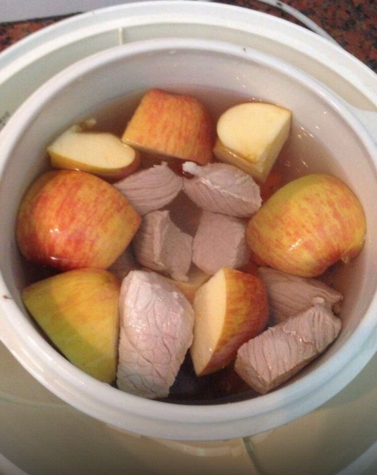 百变水果 无花果苹果瘦肉汤,全部材料放入炖盅，加入凉开水，炖2小时