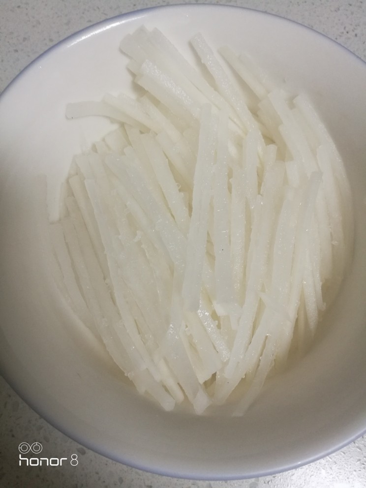 菜谱#清蒸桂鱼#[创建于21/11~2018],萝卜丝切成细丝，要加盐腌制20分钟。