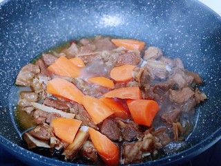 冬日进补～胡萝卜焖羊排,再加入切好的胡萝卜，小火炖5分钟，大火收汤即可！