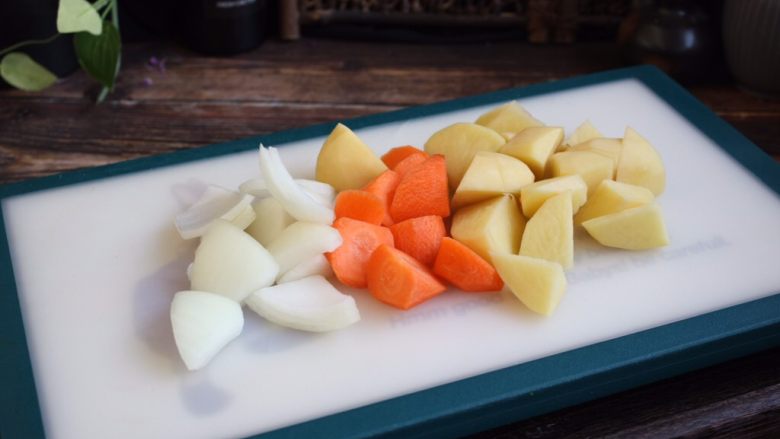 百变水果 新奥尔良风味雪梨烤鸡,将洋葱、胡萝卜、土豆也切成块。
