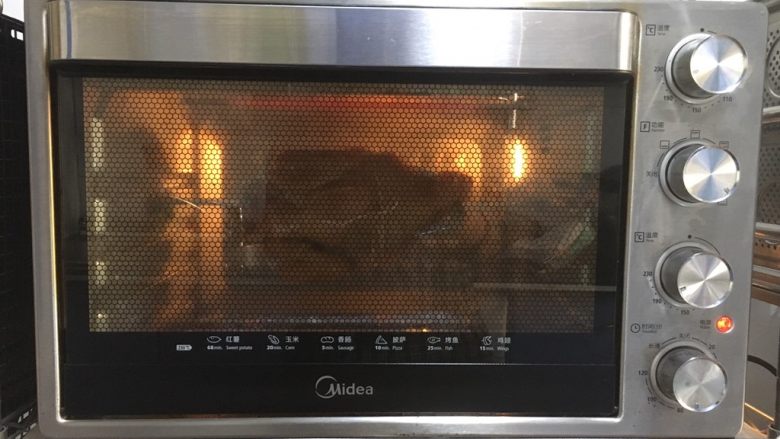 百变水果 新奥尔良风味雪梨烤鸡,将烤箱调至旋转功能，调至200度，第一次烤60分钟。