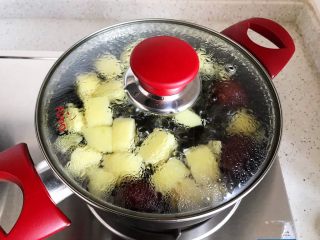 百变水果@苹果红枣桃胶美人羹,转小火，盖上锅盖煮30-40分钟，即可