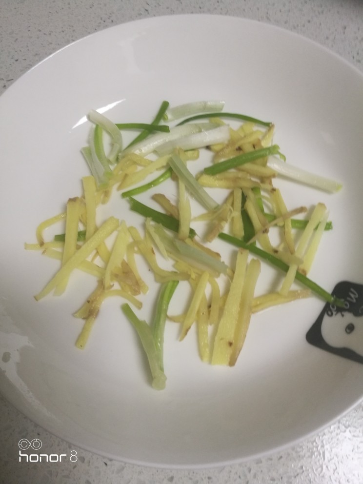 菜谱#清蒸桂鱼#[创建于21/11~2018],在盘子底放入葱姜。