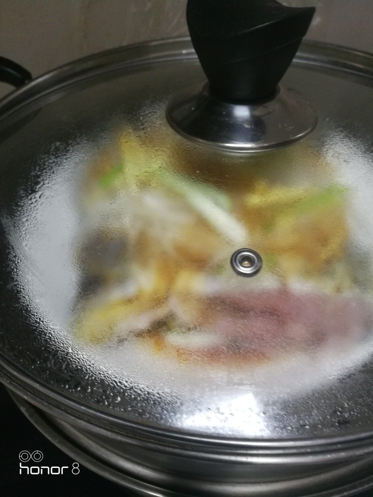 菜谱#清蒸桂鱼#[创建于21/11~2018],起锅注水，大火烧开，再放鱼盘入蒸锅，大火蒸制20分钟。