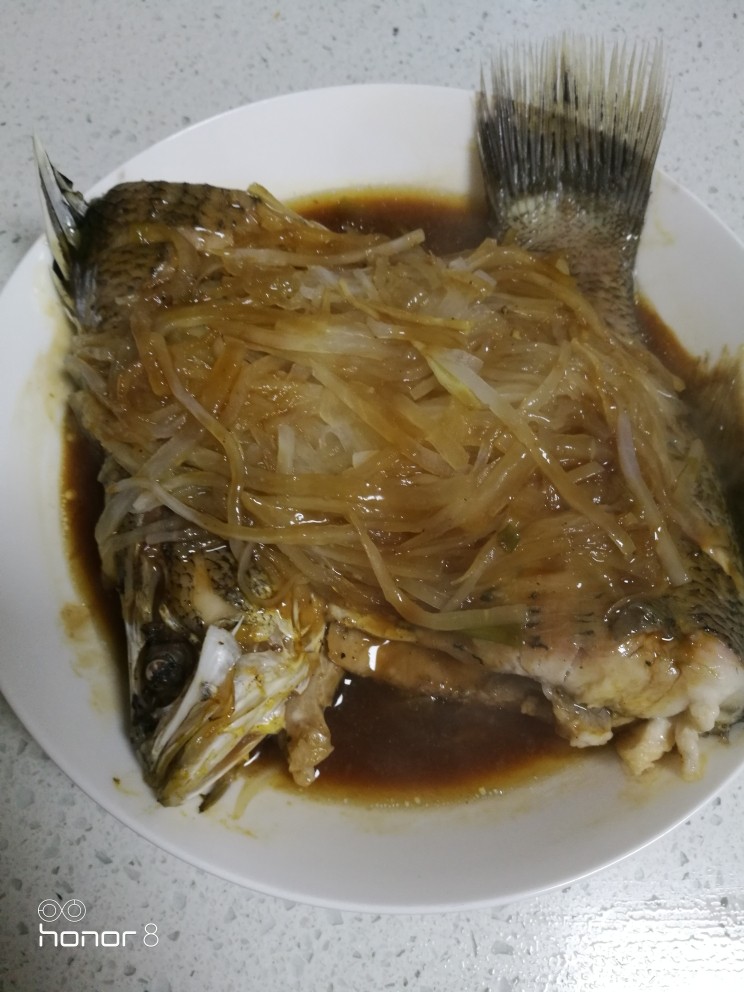 菜谱#清蒸桂鱼#[创建于21/11~2018],把芡汁到入蒸制的鱼盘中。