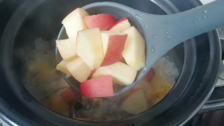 百变水果 苹果香橙银耳羹,下入砂锅内。