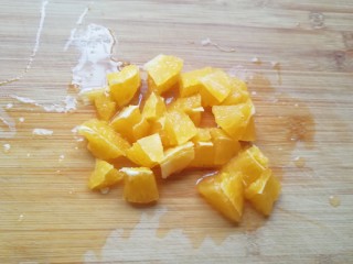 百变水果 苹果香橙银耳羹,香橙洗干净去皮切成小块。