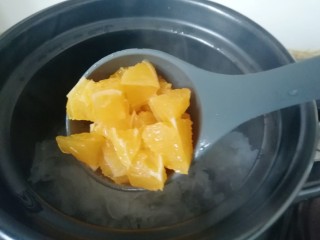 百变水果 苹果香橙银耳羹,下入砂锅内，根据自己的口味加入冰糖，中小火煮10分钟关火。