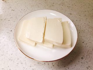 3分钟料理：日式沙拉豆腐,豆腐切成小块，并控干水分。
