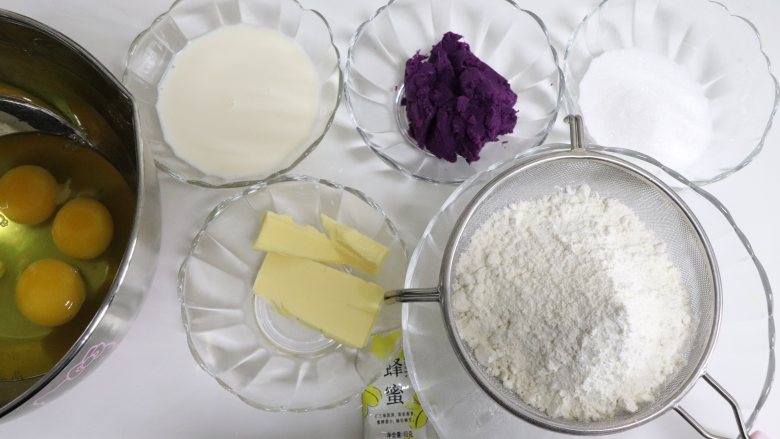 紫薯纸杯蛋糕，紫薯控的最爱,取45克紫薯泥，并准备好蛋糕所需要的其他食材，175度预热烤箱，摆放好纸杯。