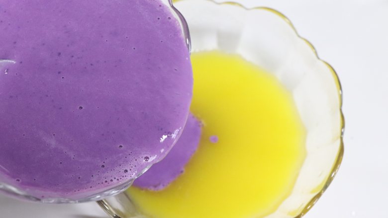 紫薯纸杯蛋糕，紫薯控的最爱,混合均匀的紫薯糊，倒入液态黄油中，搅拌均匀。