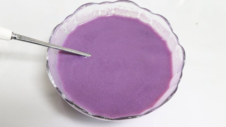 紫薯纸杯蛋糕，紫薯控的最爱,让油充分的融合到紫薯糊中，并放到温水中，保温待用。