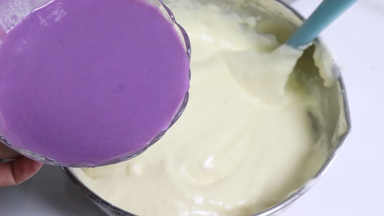 紫薯纸杯蛋糕，紫薯控的最爱,保温的紫薯糊，借助刮刀，淋撒到蛋糊上，继续翻拌均匀。