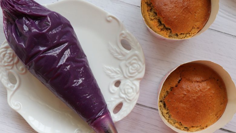 紫薯纸杯蛋糕，紫薯控的最爱,出炉后，稍微晾凉，紫薯泥加入适量的牛奶搅拌成紫薯你，放入裱花袋中，挤出花即可。