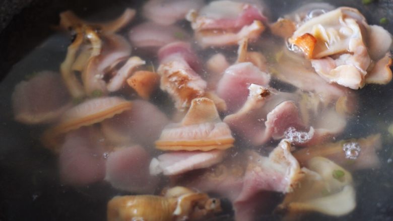 补钙又补锌的葱油天鹅蛋,锅中倒入适量的清水用大火烧开后立马关火，把切片的天鹅蛋放入锅中。