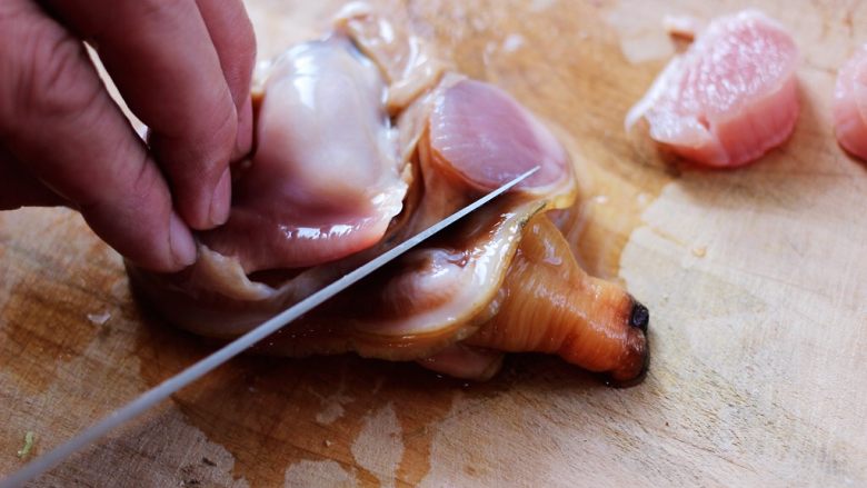 补钙又补锌的葱油天鹅蛋,用刀切开天鹅蛋的内脏。