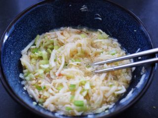 萝卜丝虾皮鸡蛋饼,用筷子把所有食材和调料搅拌均匀后。