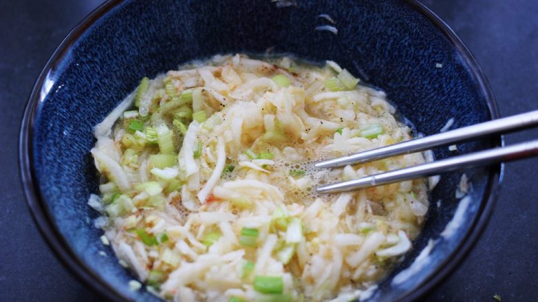 萝卜丝虾皮鸡蛋饼,用筷子把所有食材和调料搅拌均匀后。