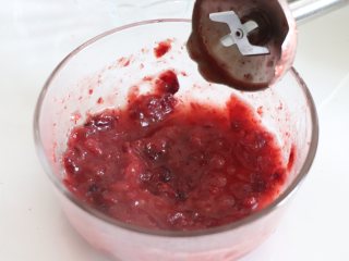 蒸出来的美味，定胜（升）糕，软糯香甜，寓意美好,用蔓越莓干用开水冲洗后，倒入适量开水，用搅拌机打碎成果泥。