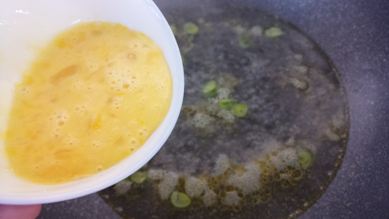 紫菜鸡蛋汤,水烧开，加入鸡蛋液。