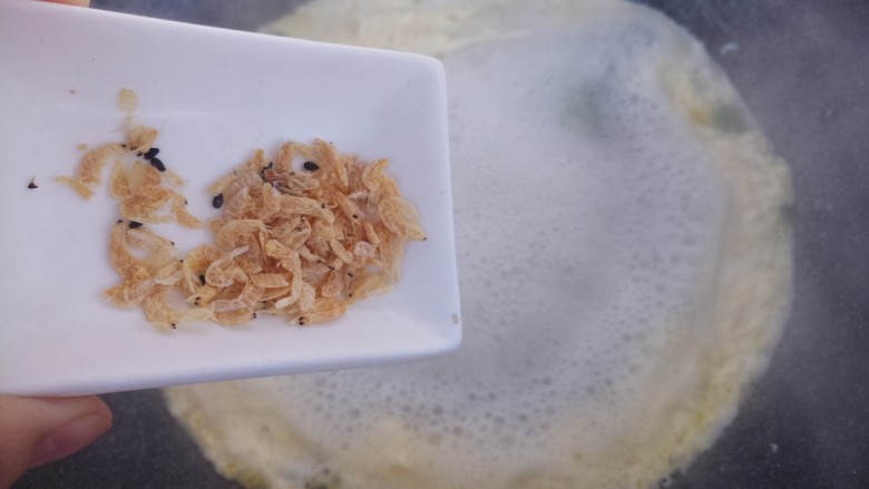紫菜鸡蛋汤,然后加入海米。