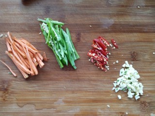 手撕杏鲍菇,胡萝卜，青椒。辣椒，蒜切碎