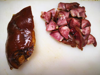 下酒小菜,猪头肉是卤制好的，切成大小适中的块，不能太厚，
