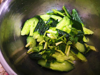 下酒小菜,香菜清洗干净，去根，切成1厘米左右的段，拌入黄瓜里，