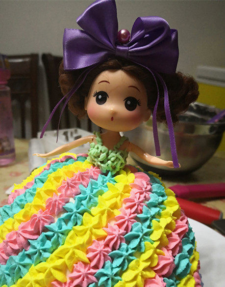 漂亮的芭比蛋糕,芭比娃娃蛋糕完成了。
