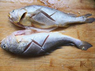 家焖黄花鱼,在黄花鱼的两面改刀，这样方便入味，